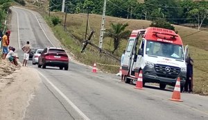 Carro bate contra poste, cai em ribanceira e motorista morrem em Matriz