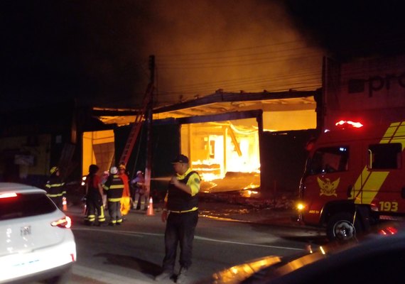Incêndio destrói estabelecimento no Barro Duro; grande congestionamento se formou na região