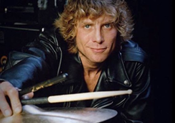 Steven Adler, ex-baterista do Guns N’ Roses dá facada no próprio estômago