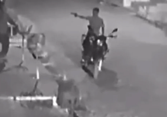 VÍDEO: Assaltante dispara 4 tiros contra vigilante e arma falha