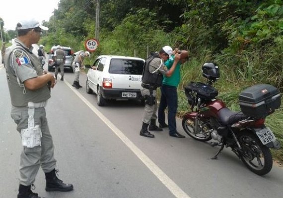 Homem em carro com IPVA atrasado é detido ao tentar subornar policiais