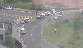 Ataque a carro-forte mobiliza polícia e fecha via em Rio Preto-SP