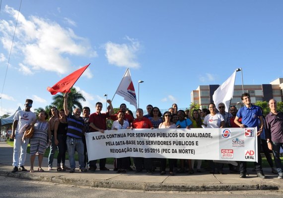 Servidores da Ufal realizam ato em frente ao Fórum da Justiça Federal