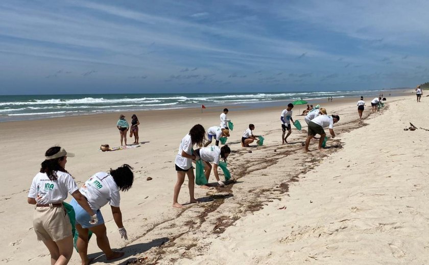 No Dia Mundial de Limpeza das Praias e Rios, IMA reúne 200 voluntários em mutirão na Praia do Francês