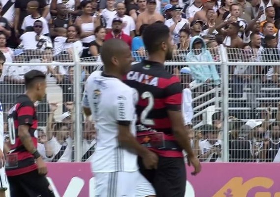 Zagueiro Rodrigo é denunciado por 'dedada' e pode pegar até seis jogos de gancho