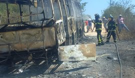 Ônibus da prefeitura de Cacimbinhas tem pane no motor e pega fogo na zona rural