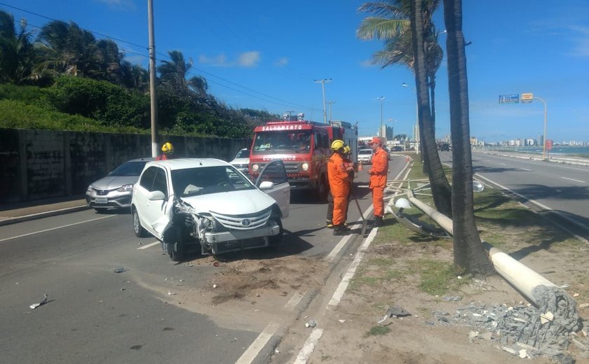 Veículo colide com poste no Pontal da Barra em trecho da Avenida Assis Chateaubriand