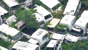 Cerca de 30 ambulâncias estão abandonadas em terreno