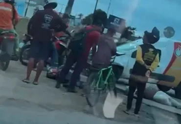 Colisão entre carro de passeio e motocicleta deixa dois homens feridos em Arapiraca