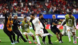 Egito e Irã empatam em jogo maluco com gol anulado pelo VAR no fim; africanos avançam e asiáticos mantêm chance