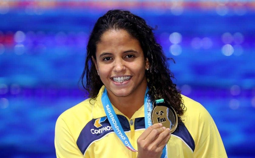 Etiene Medeiros conquista ouro inédito em mundial de natação