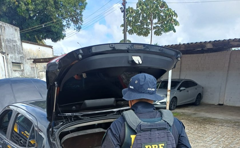 PRF apreende mais de 60 kg de maconha, arma de fogo e veículo roubado em Maceió