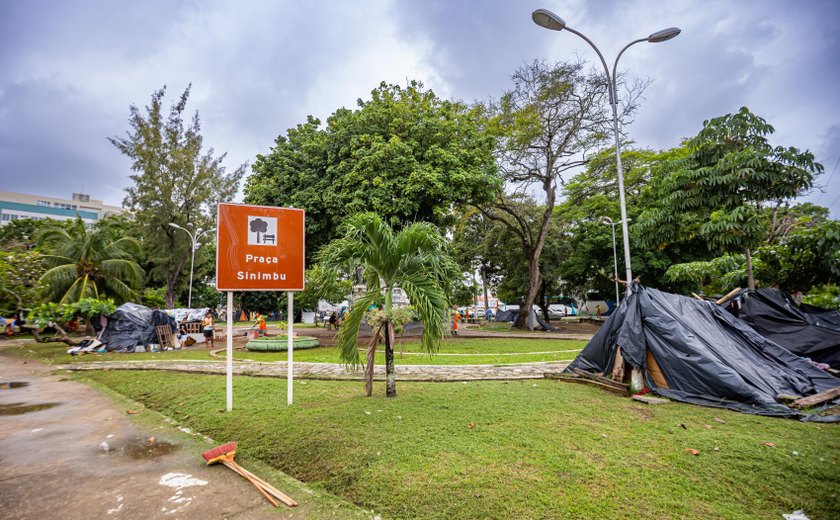 Prefeitura de Maceió retira famílias em situação de rua da Praça Sinimbu