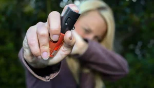 Mulheres podem comprar e usar spray de pimenta para defesa pessoal