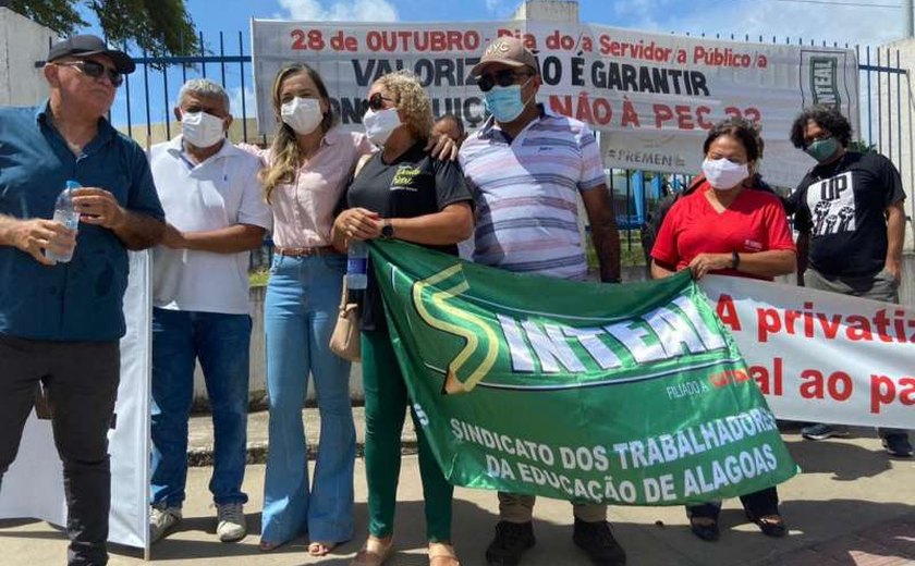Urbanitários participam de ato contra a falta de água na parte alta de Maceió