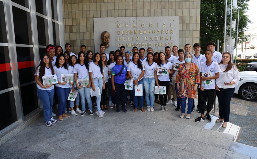 Estudantes de Rio Largo visitam o Memorial Desembargador Hélio Cabral