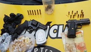 Suspeita de tráfico de drogas é detida com arma de fogo e entorpecentes