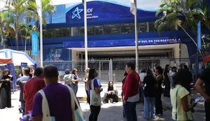 Estudantes chegam cedo para o Enem e relatam histórias de superação