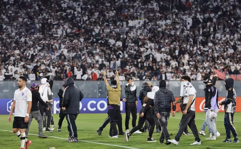 Fortaleza é declarado pela Conmebol vencedor de jogo contra o Colo-Colo que teve invasão no gramado