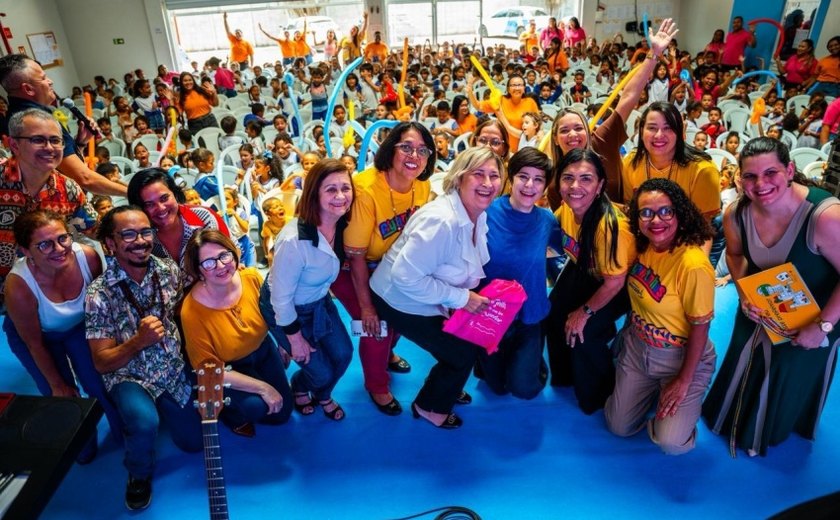 Leitura e música marcam encontro de crianças do Gigantinhos Antares com Fernanda Takai