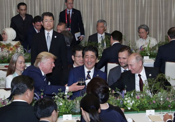 Vladimir Putin leva sua própria caneca para a cúpula do G20 e dá margem a boatos