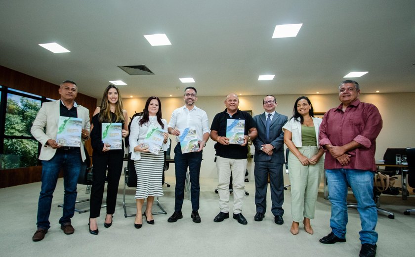 Governo de Alagoas entrega planos diretores de Barra de Santo Antônio e Milagres