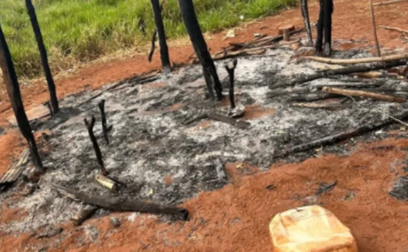 Disputa entre terras em aldeia faz homem colocar fogo em casa com crianças