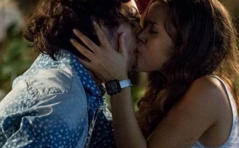 Novela 'Rock Story': Luana flagra traição de JF e surpreende Nicolau com beijo