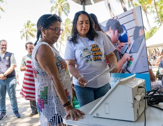 TRE leva treinamento para eleitores idosos à orla de Maceió