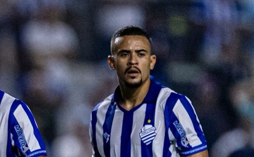 Marlon celebra retorno aos treinos no CSA e projeta volta aos gramados