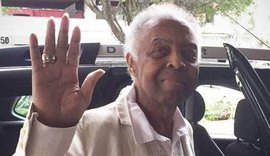 Gilberto Gil deixa hospital após tratamento de insuficiência renal: 'Voltando'