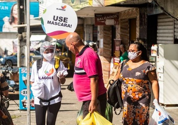 Governo de Alagoas inicia distribuição de máscaras em Maceió pelo Jacintinho