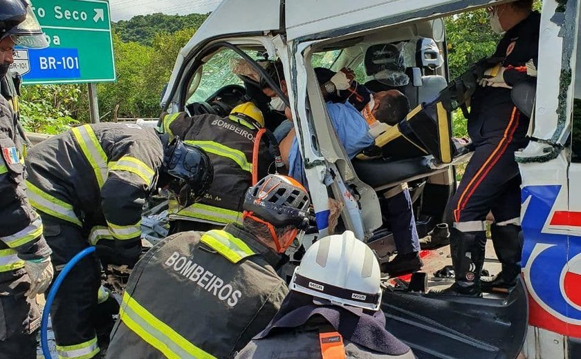 Colisão entre carro e van deixa um morto e seis feridos