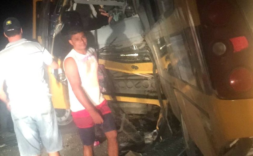 Colisão entre dois ônibus deixa estudantes e condutores mortos no Agreste