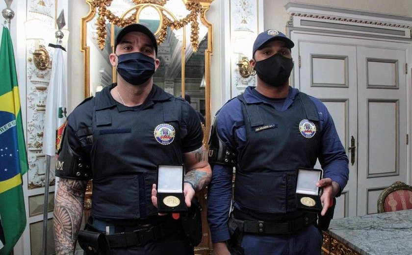 Guardas humilhados por desembargador ganham medalha em homenagem por conduta exemplar