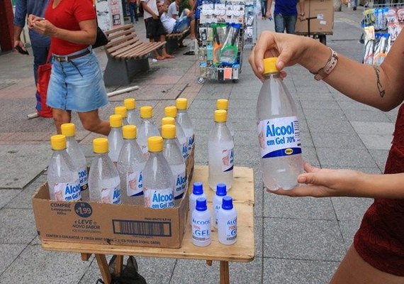 Álcool em gel sem procedência é vendido por camelôs no Centro de Maceió