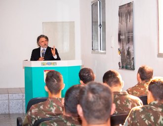 Desembargador Rosmar Antonni ministra palestra sobre crimes eleitorais para integrantes do Exército