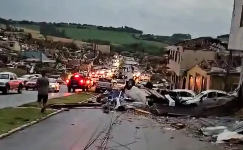 Ciclone causa destruição, deixa 4 mortos e 400 feridos no Paraná