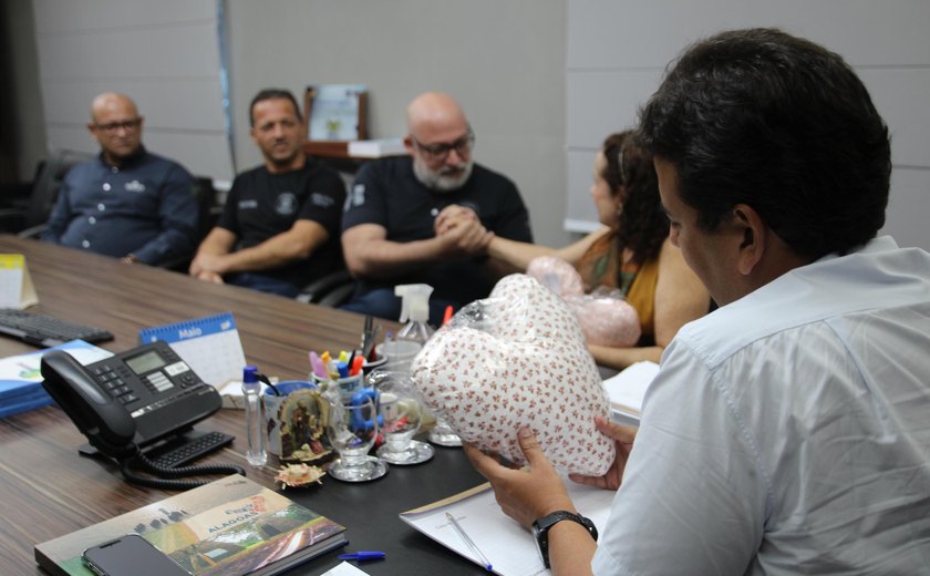 Reeducandos produzem almofadas para mulheres com câncer em Alagoas