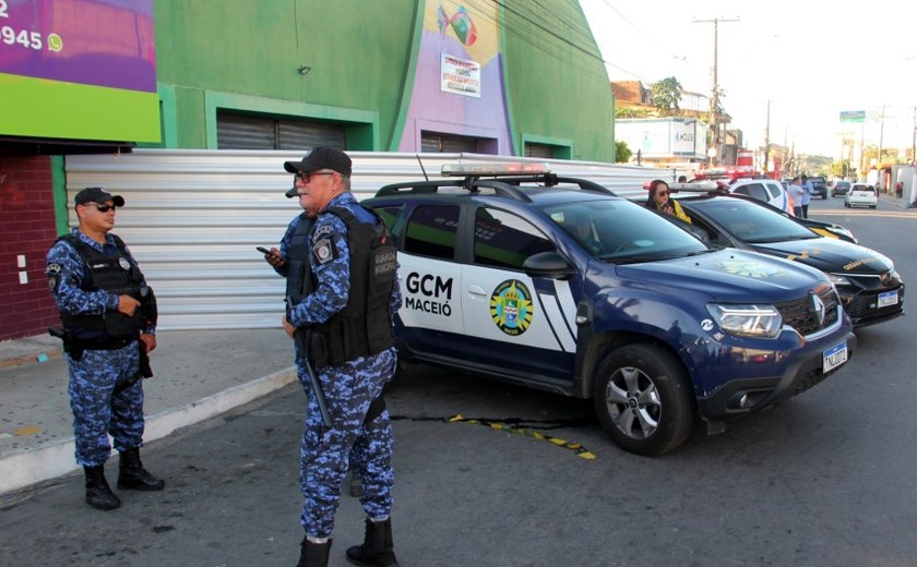 Guarda Municipal presta apoio após parte da cobertura do Mercado de Jaraguá desabar