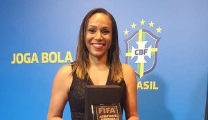 Brígida Cirilo recebe escudo da FIFA para temporada de 2023