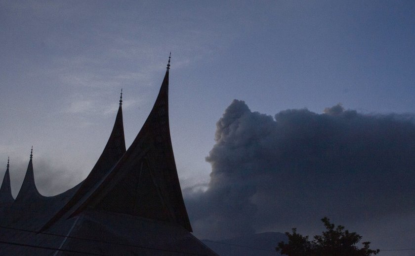 Sobe para 13 o número de mortos por conta de erupção de vulcão na Indonésia