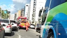 Fogo em gerador de condomínio na Ponta Verde mobiliza bombeiros