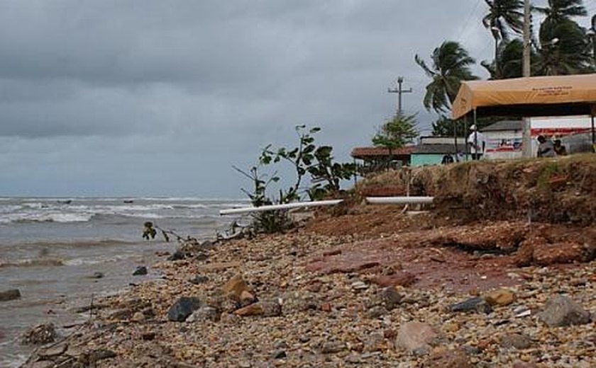 Especialista alerta que o balneário do Pontal do Peba está desaparecendo com o avanço do mar