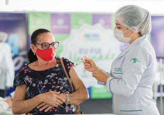Prefeito JHC anuncia ampliação de vacinação para idosos a partir de segunda