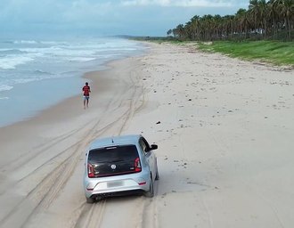 Carro é flagrado na areia da Praia do Francês e prática proibida volta a chamar atenção