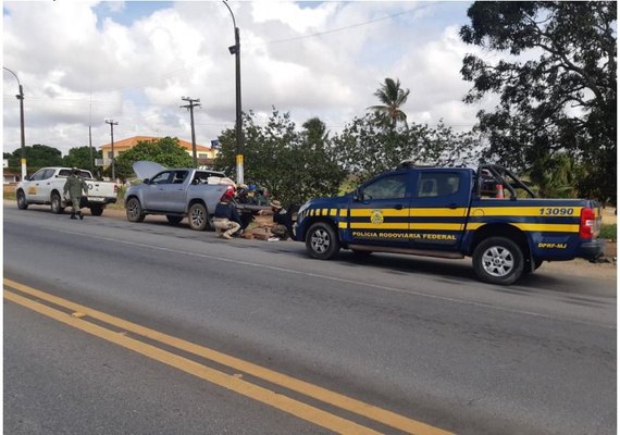 PRF prende cinco pessoas e recupera um veículo roubado no fim de semana