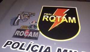 PM encontra arma e artefato explosivo na sede de torcida organizada em Maceió
