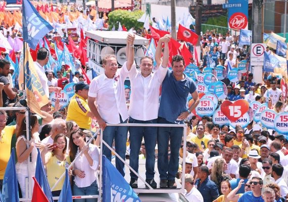 Renan Filho reúne 15 mil pessoas em caminhada pela orla de Maceió