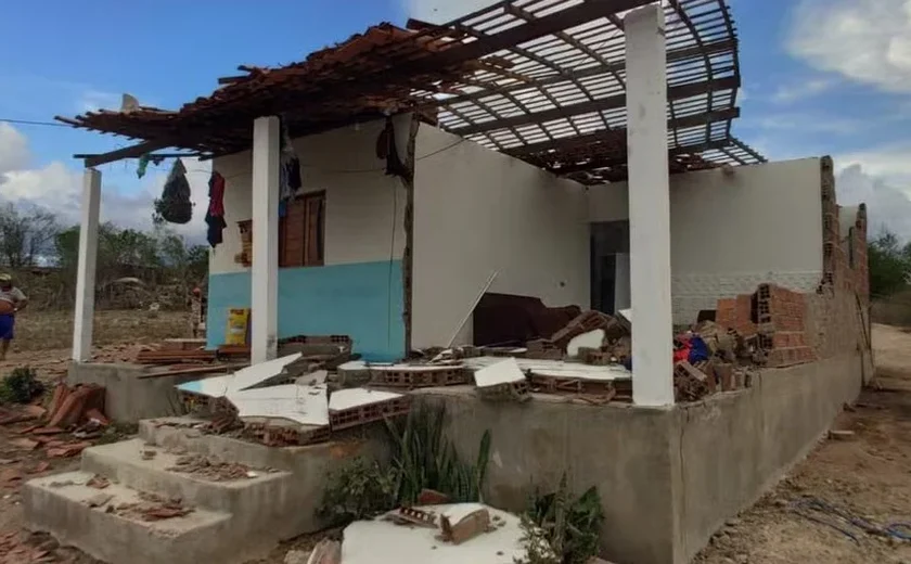 Vídeo: tornado destelha casas e derruba paredes em Estrela de Alagoas